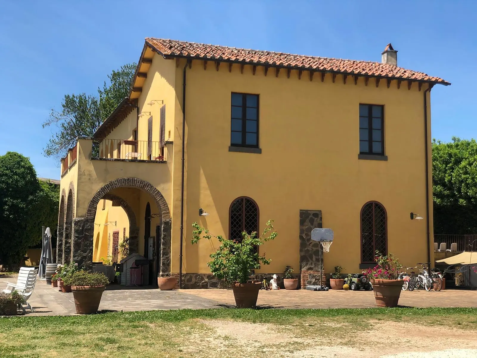 Il Casale visto dal giardino