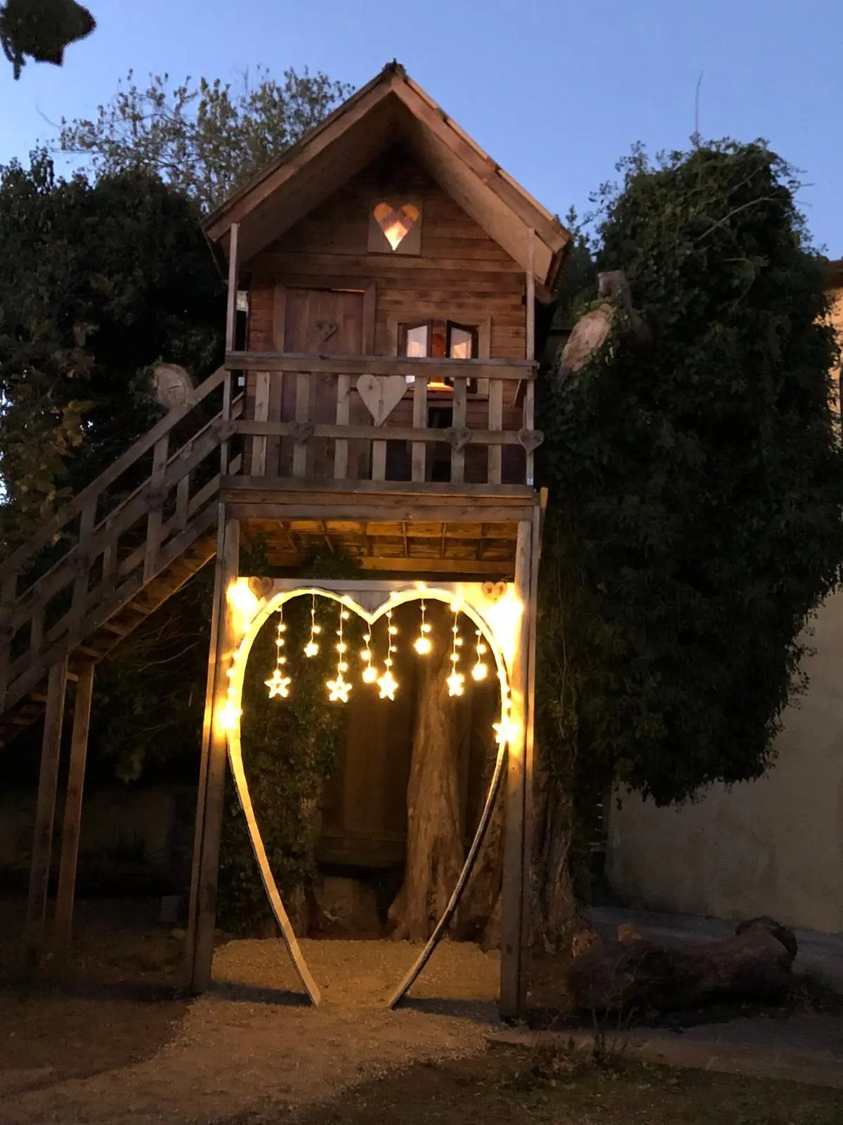 La casetta sull'albero illuminata la sera