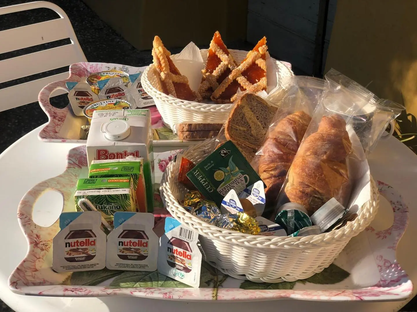 Il cestino della colazione con i cornetti