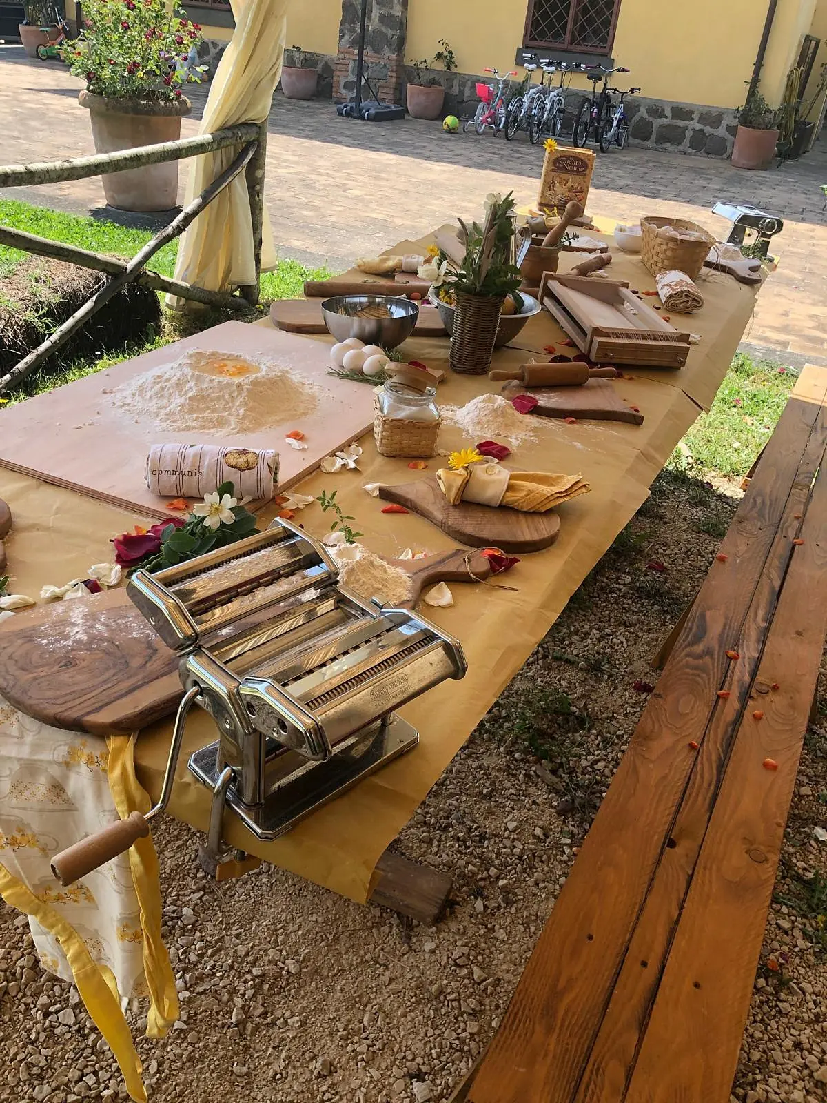 Il banco da lavoro con la pasta appena fatta