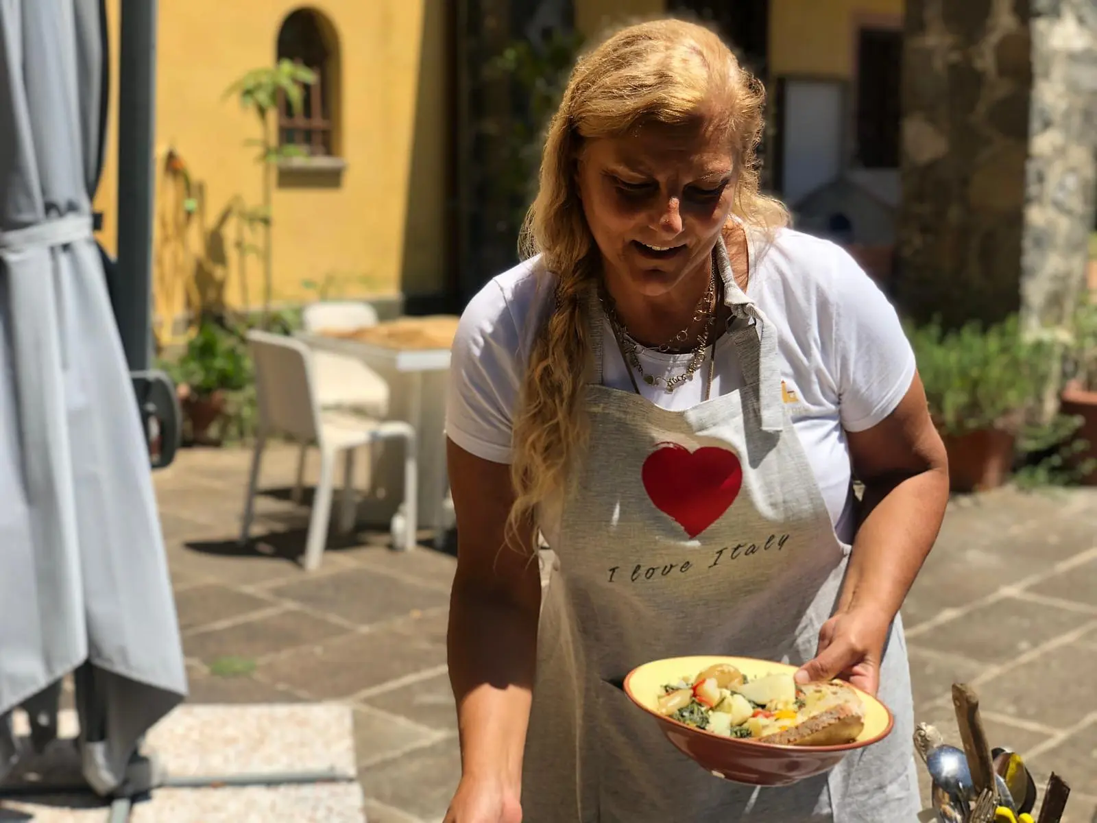 Un piatto appena preparato, servito in giardino