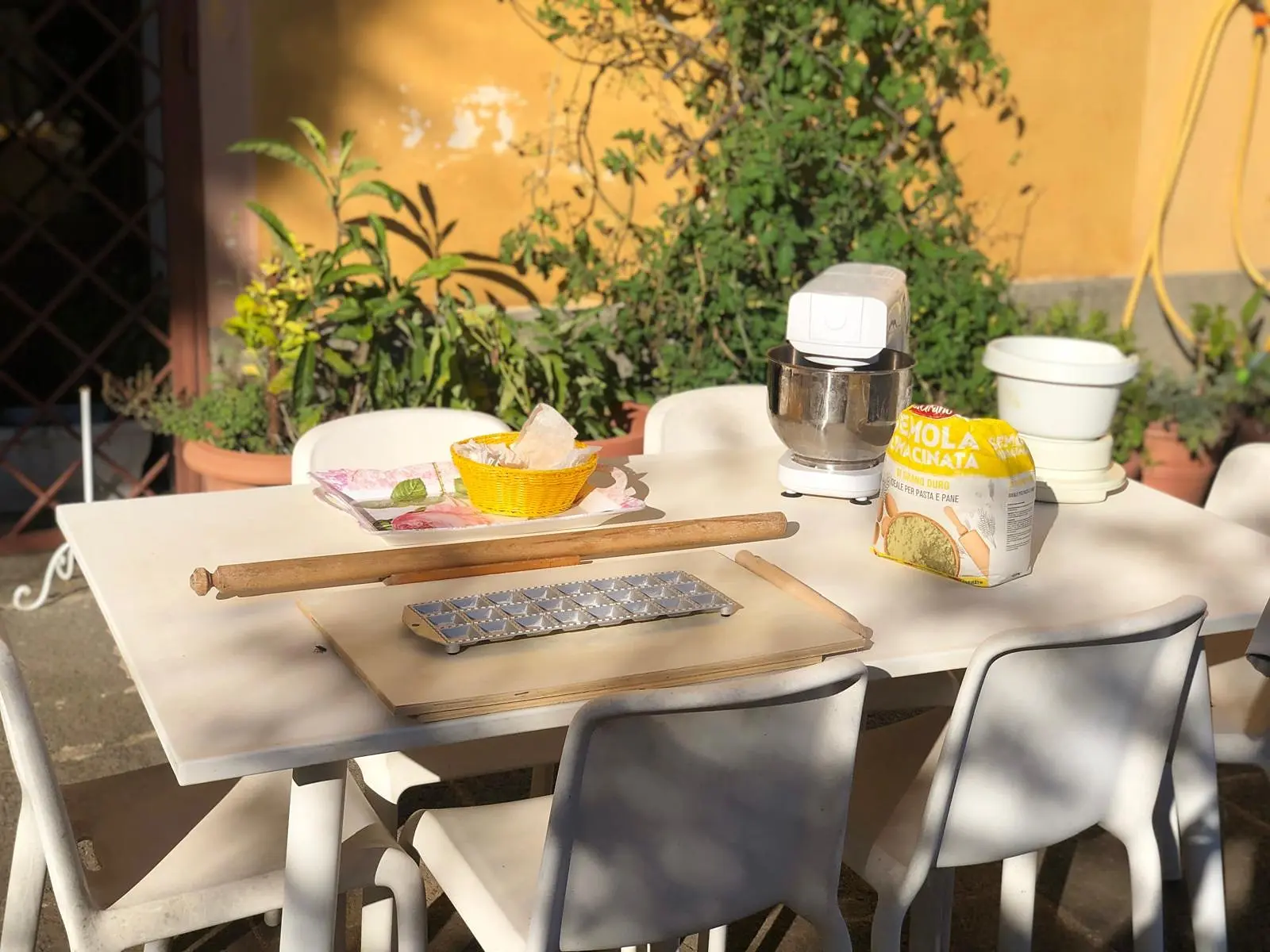 Il tavolo allestito per la lezione di cucina