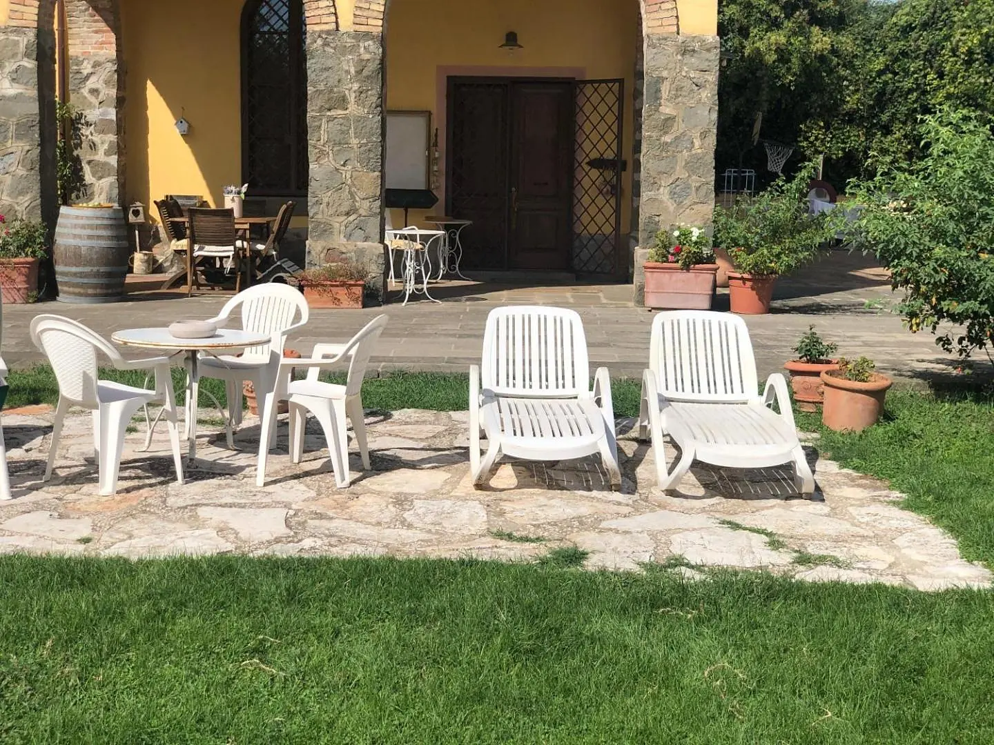 Il giardino con le sdraio davanti al portico