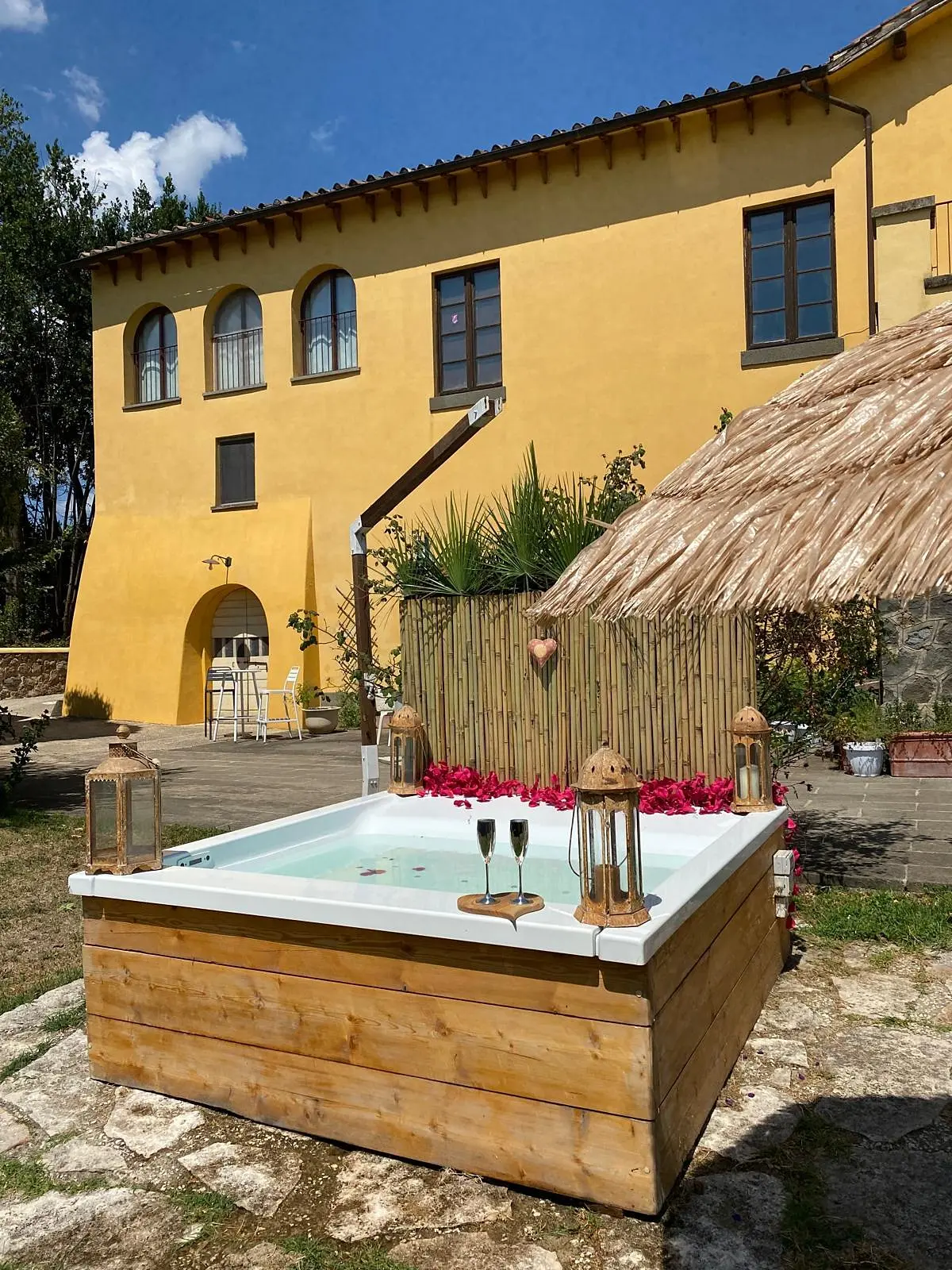La Jacuzzi all'aperto con l'ombrellone di paglia