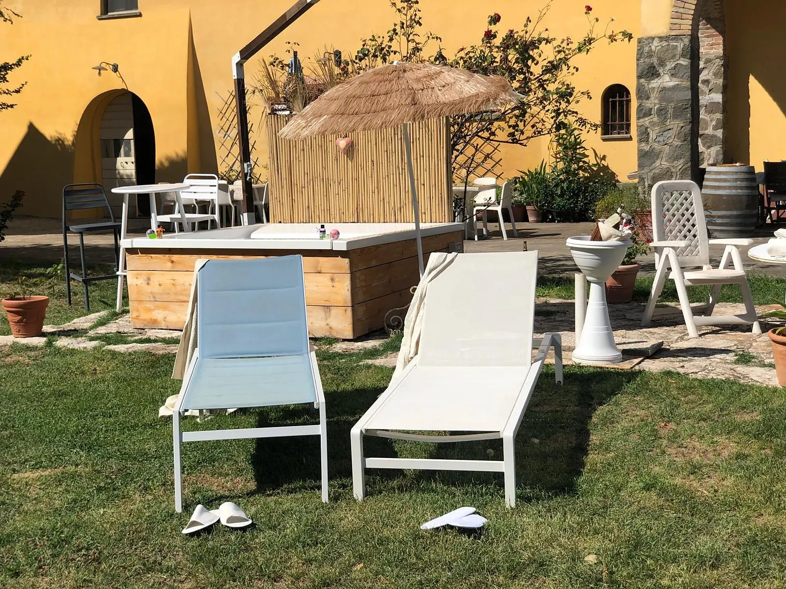 I lettini accanto alla Jacuzzi