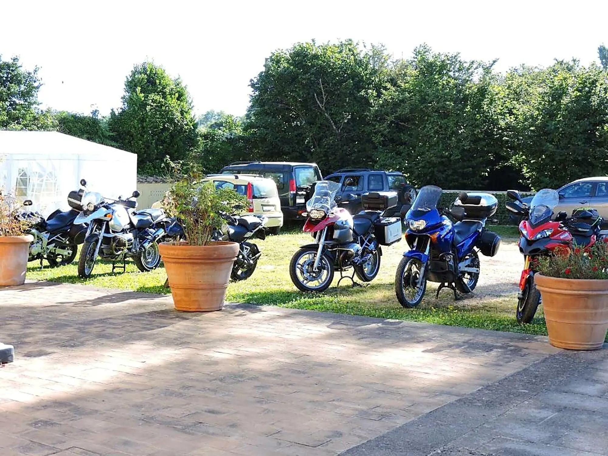 Moto parcheggiate dentro la proprietà