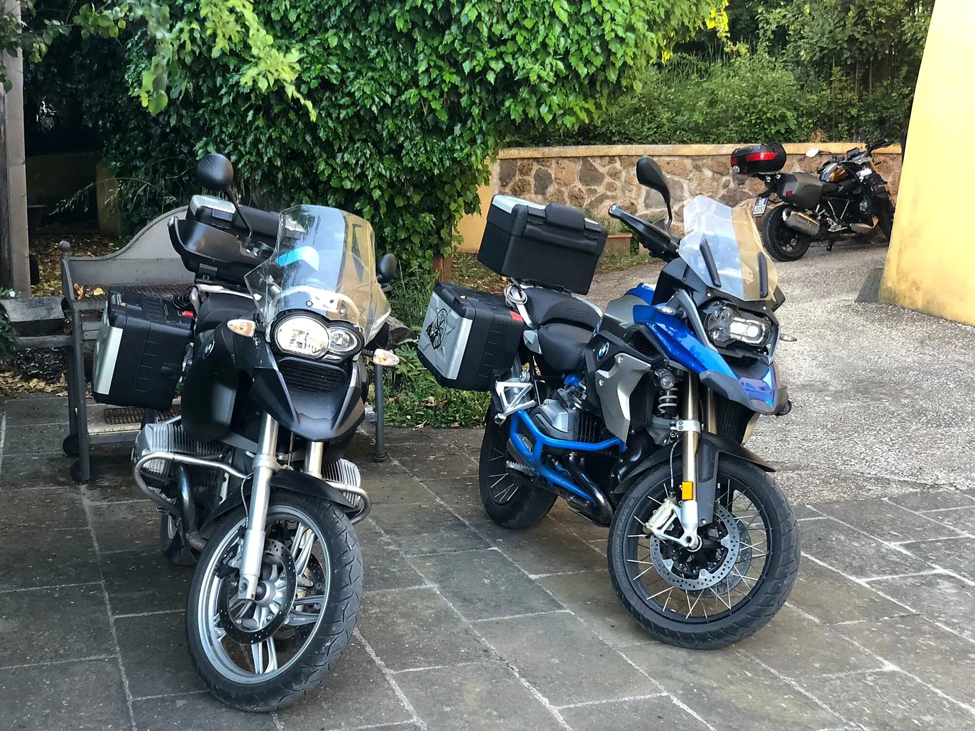 Due moto da viaggio nella corte del B&B Casale Fedele a Ronciglione