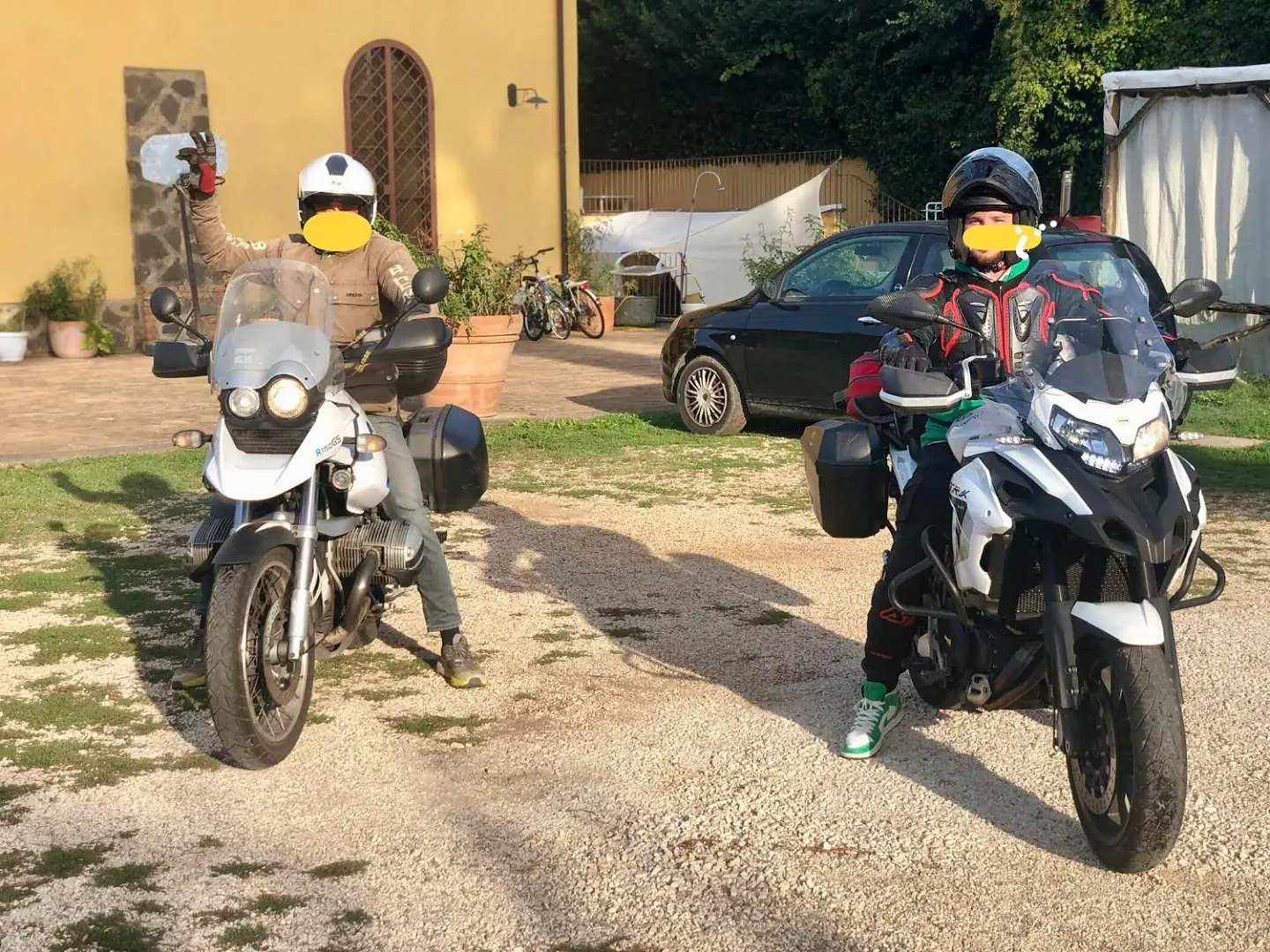 Due motociclisti con le loro moto davanti al Casale