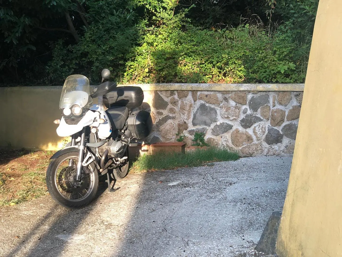 Una moto parcheggiata nella proprietà