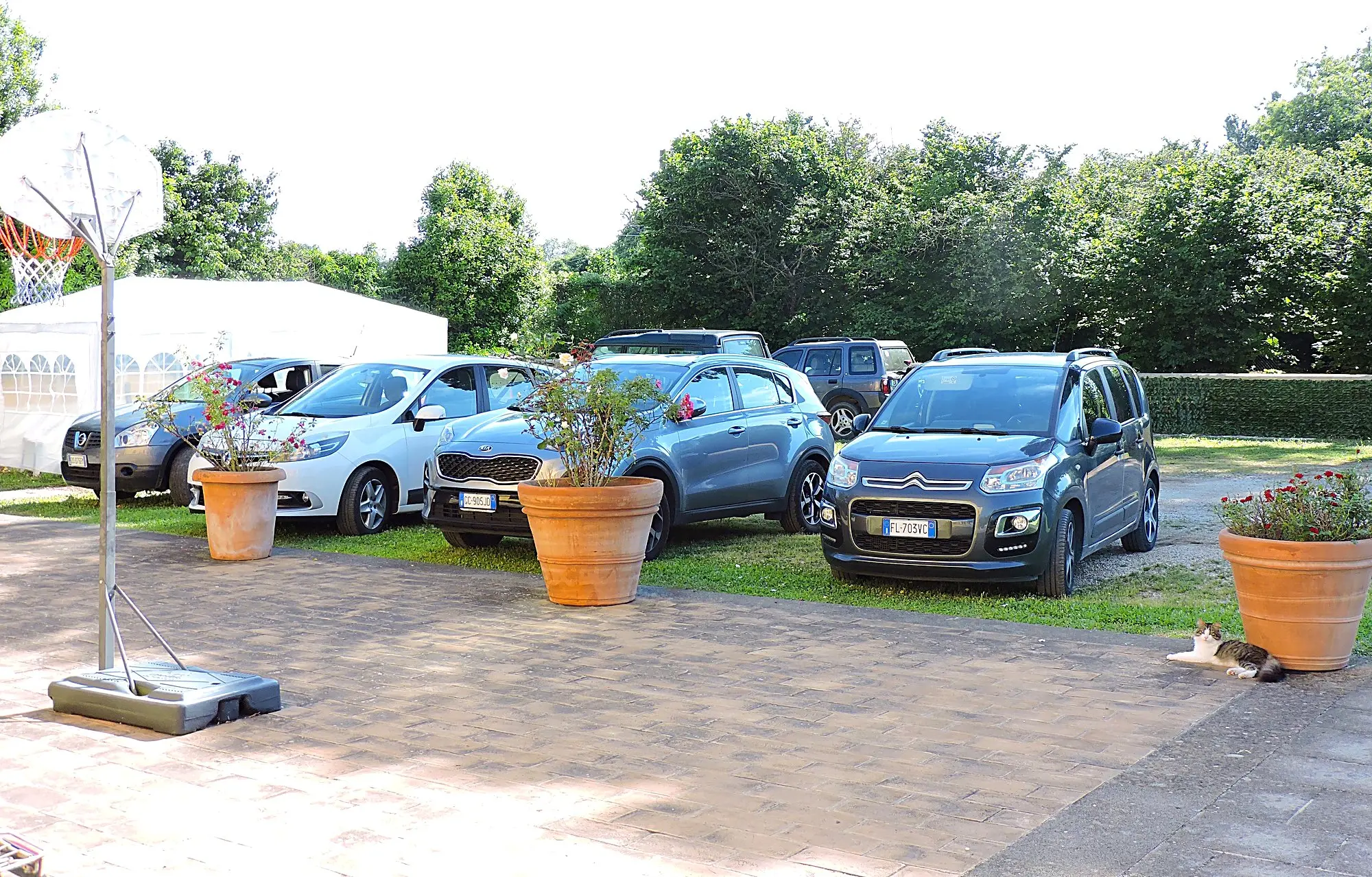Il parcheggio dentro la proprietà