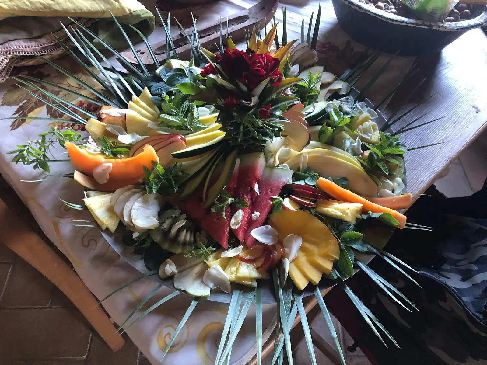 Un piatto di frutta decorato per una festa