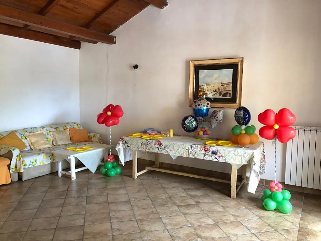 La sala allestita con i palloncini per una festa