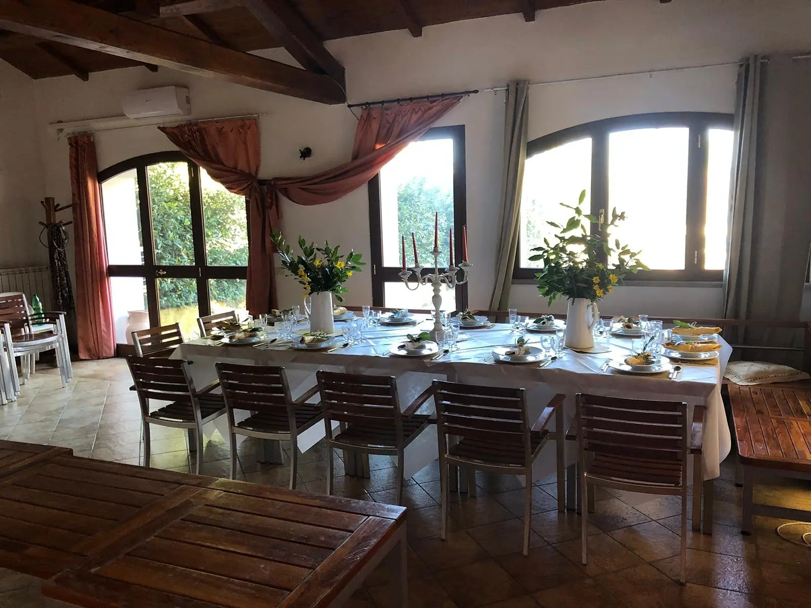 La sala con la tavola lunga apparecchiata