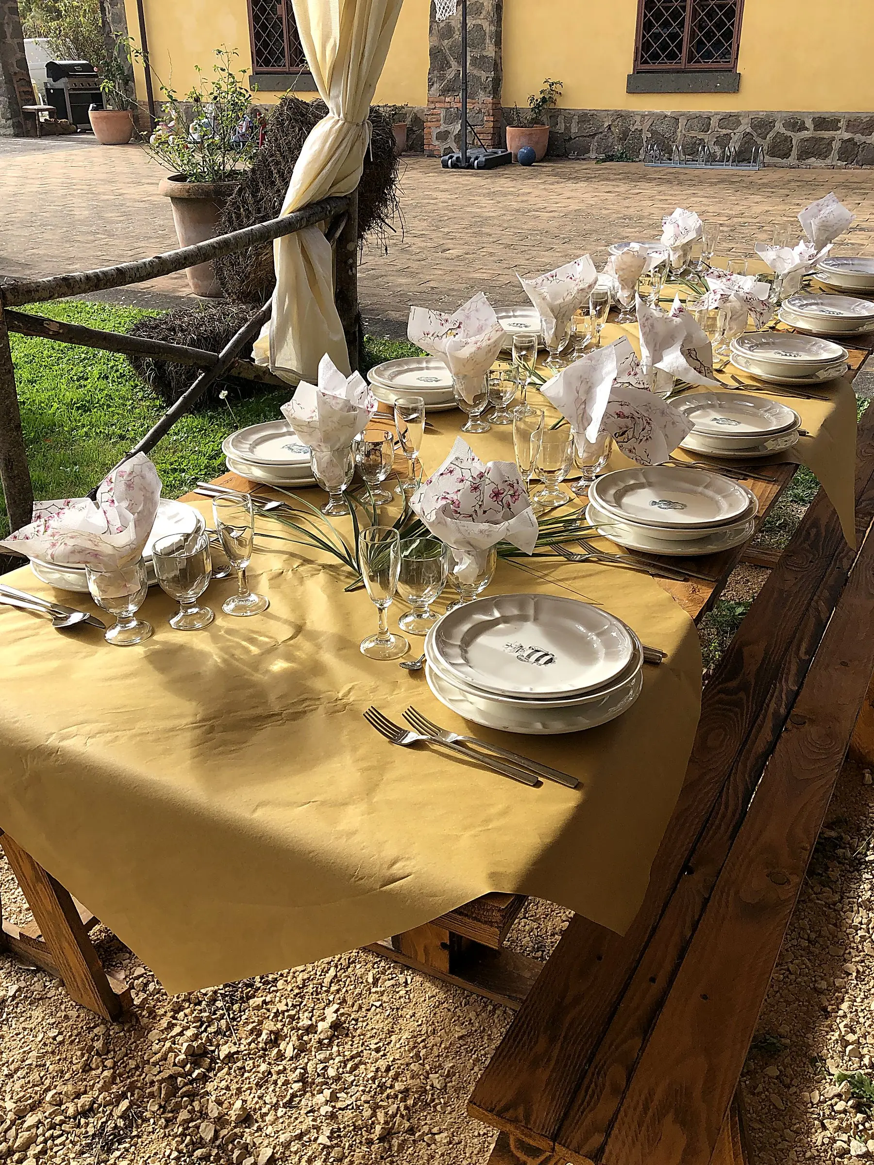 La tavola apparecchiata in giardino, davanti al Casale, per un pranzo di festa