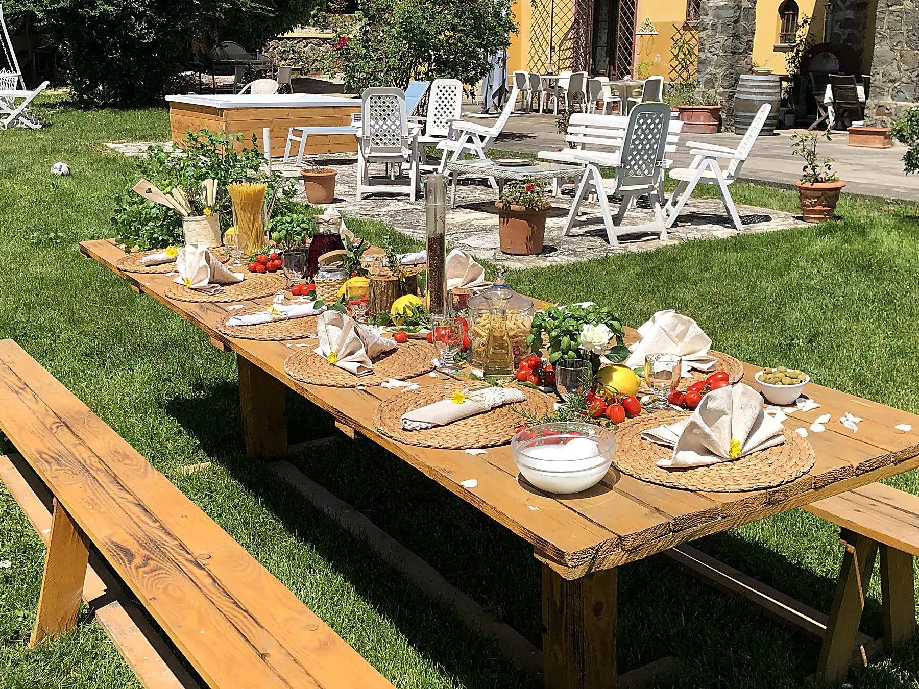 La tavolata lunga sul prato