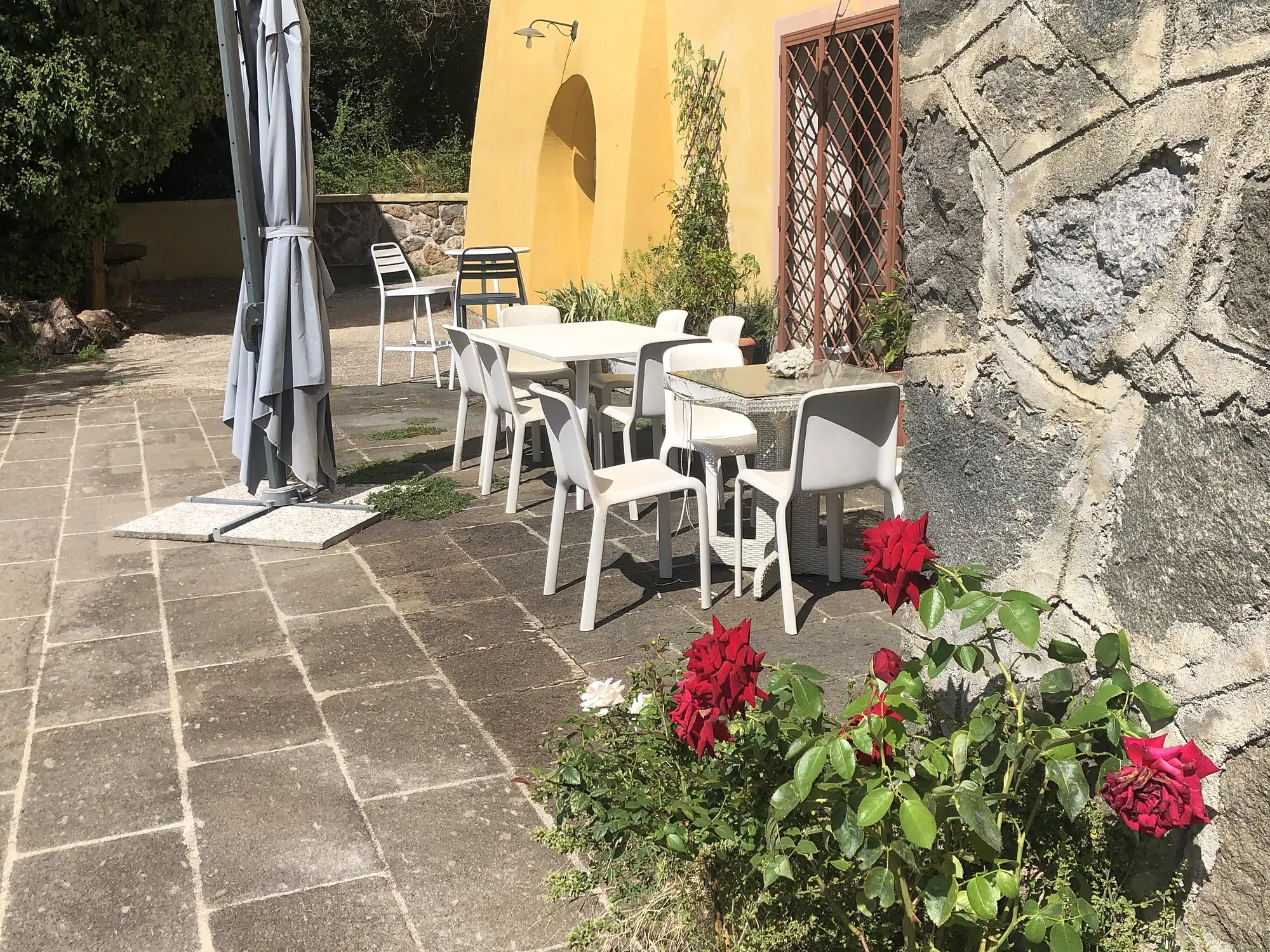 La terrazza con i tavolini e i gerani