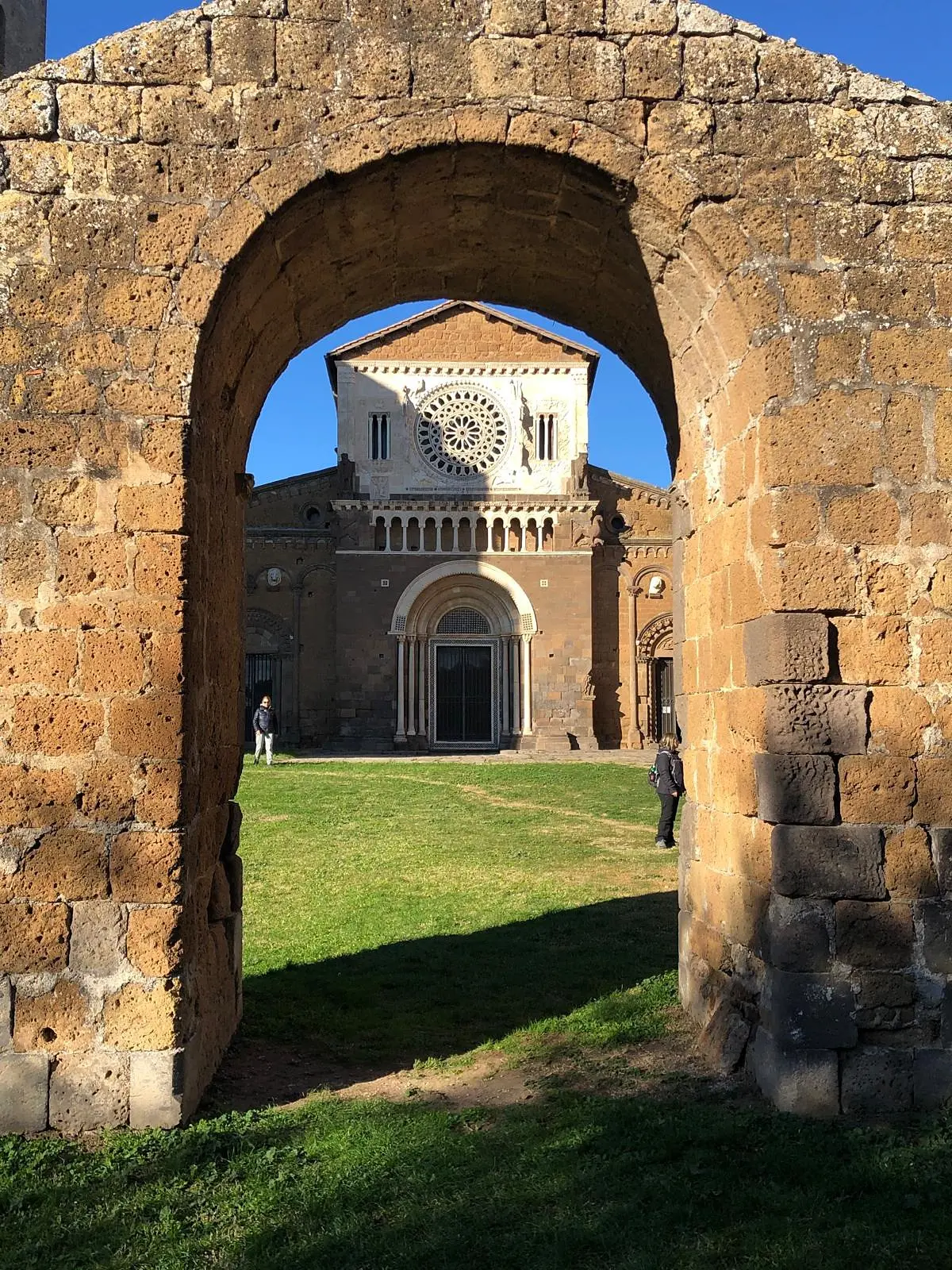 Tuscania: la basilica di San Pietro vista attraverso un arco