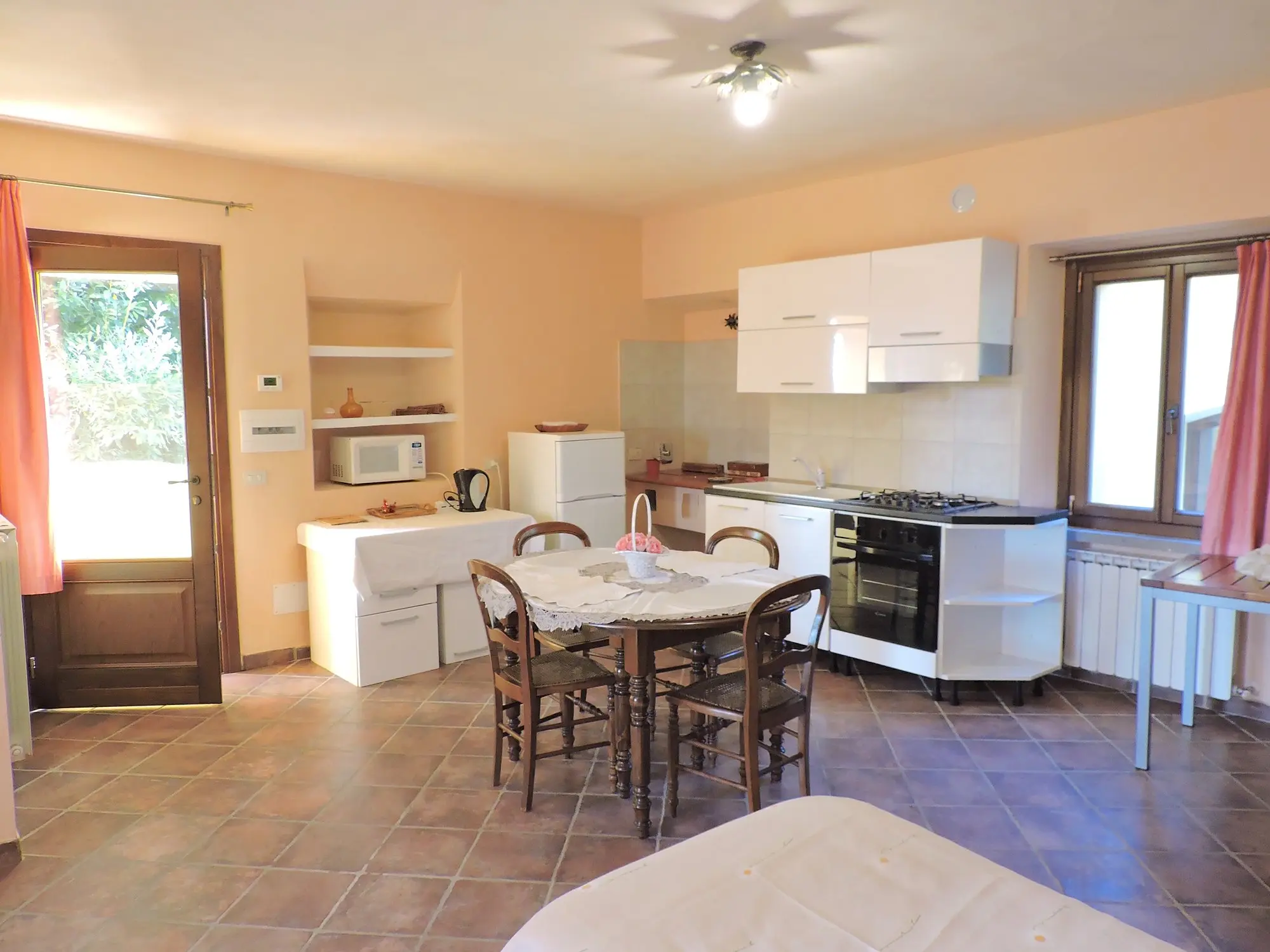 La cucina e il tavolo della Suite Tuscia